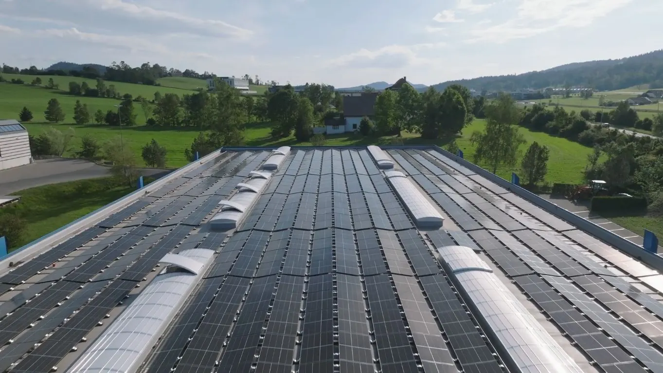 Panneaux photovoltaïques sur la toiture du site à La Chaux-de-Fonds